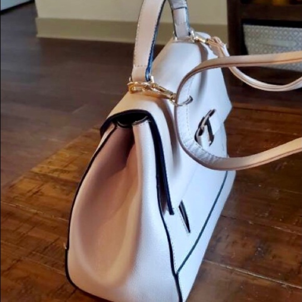 Super cute and spacious cross body baby pink bag - Picture 3 of 7